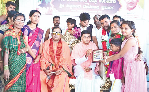 ಚಿತ್ತಾಪುರದಲ್ಲಿ ಭಾನುವಾರ ಹಮ್ಮಿಕೊಂಡಿದ್ದ ಸಮಾರಂಭದಲ್ಲಿ ಶ್ರೀ ಸೋಮಶೇಖರ ಶಿವಾಚಾರ್ಯ, ಶ್ರೀ ಸಿದ್ಧಲಿಂಗ ದೇವರನ್ನು ಭಕ್ತರು ಸತ್ಕರಿಸಿ ಆಶೀರ್ವಾದ ಪಡೆದರು.