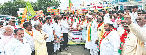 ಆಳಂದ ಬರಪೀಡಿತ ಪ್ರದೇಶವೆಂದು ೂಷಿಸಬೇಕು, ಕೂಡಲೇ ಬರ ಕಾಮಗಾರಿ ಆರಂಭಿಸಬೇಕು ಎಂಬುದು ಸೇರಿ ವಿವಿಧ ಬೇಡಿಕೆ ಈಡೇರಿಕೆಗೆ ಒತ್ತಾಯಿಸಿ ಆಳಂದ ಬಸ್​ ನಿಲ್ದಾಣದ ಎದುರು ಬಿಜೆಪಿಯಿಂದ ಪ್ರತಿಭಟನೆ ನಡೆಸಿ ಶಿರಸ್ತೆದಾರ್​ ಮಲ್ಲಿಕಾರ್ಜುನ ಪಾಟೀಲ್​ಗೆ ಮನವಿಪತ್ರ ಸಲ್ಲಿಸಲಾಯಿತು. ಸುಭಾಷ ಗುತ್ತೇದಾರ್​, ಮಲ್ಲಿಕಾರ್ಜುನ  ಕಂದಗೂಳೆ, ವೀರಣ್ಣ ಮಂಗಾಣೆ, ಸಂಜಯ ಮಿಸ್ಕಿನ್​, ಸುನೀಲ್​ ಹಿರೋಳಿಕರ ಇತರರಿದ್ದರು.