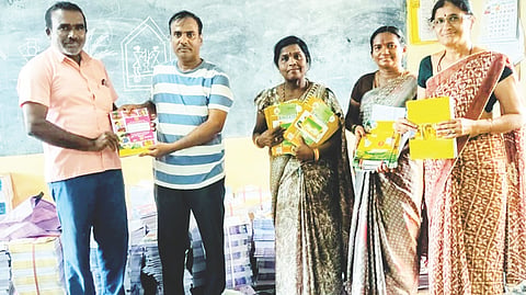 ಅಳವಂಡಿಯ ಬಾಲಕಿಯರ ಸಹಿಪ್ರಾ ಶಾಲೆಯಲ್ಲಿ ಕ್ಲಸ್ಟರ್ ಮಟ್ಟದ ಶಾಲೆಗಳಿಗೆ ಸಿಆರ್‌ಪಿ ವಿಜಯಕುಮಾರ ಟಿಕಾರೆ ಪುಸ್ತಕಗಳನ್ನು ವಿತರಿಸಿದರು. ಶಿಕ್ಷಕರಾದ ಎಲ್. ಜಯಲಕ್ಷ್ಮೀ, ಭಾರತಿ, ರಮೇಶ ಬರದೂರ, ಶಾರದಾ, ನಾರಾಯಣ ಆಂಬೊರೆ, ರವಿನಾಯಕ ಇದ್ದರು.
