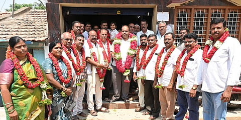 ಗುಂಡ್ಲುಪೇಟೆ ಪಟ್ಟಣದ ಟೌನ್ ಕೃಷಿ ಪತ್ತಿನ ಸಹಕಾರ ಸಂಘದ ಅಧ್ಯಕ್ಷರಾಗಿ ಆಯ್ಕೆಯಾದ ರಮೇಶ್, ಉಪಾಧ್ಯಕ್ಷ ಹೊನ್ನಪ್ಪ ಅವರನ್ನು ಗಣೇಶ್ ಪ್ರಸಾದ್ ಅಭಿನಂದಿಸಿದರು. ನಂಜುಂಡಪ್ರಸಾದ್, ಎಚ್.ಎಸ್.ನಂಜಪ್ಪ, ಎಚ್.ಎನ್.ಬಸವರಾಜು, ರಘು, ಶಿವಣ್ಣ, ಚಂದ್ರಶೇಖರ್, ಭಾಗ್ಯಮ್ಮ, ಚಿಕ್ಕಣ್ಣ ಇದ್ದರು.