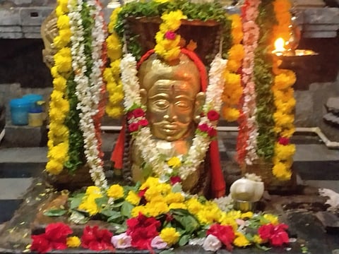 ಅರಕಲಗೂಡು ತಾಲೂಕಿನ ರಾಮನಾಥಪುರದ ಐತಿಹಾಸಿಕ ಶ್ರೀ ರಾಮೇಶ್ವರ ದೇವಾಲಯದಲ್ಲಿ ಮಳೆಗಾಗಿ ಪ್ರಾರ್ಥಿಸಿ ದೇವರ ಮೂರ್ತಿಗೆ ವಿಶೇಷ ಅಲಂಕಾರ ಮಾಡಿ ಪೂಜೆ ಸಲ್ಲಿಸಲಾಯಿತು.