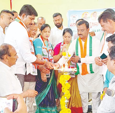 ಅರಕಲಗೂಡಿನಲ್ಲಿ ಆಯೋಜಿಸಿದ್ದ ಕಾಂಗ್ರೆಸ್ ಸಂಘಟನ ಸೃಜನ್ ಅಭಿಯಾನ ಸಭೆಯನ್ನು ತಮಿಳುನಾಡು ಸಂಸದೆ ಸುಧಾ ಉದ್ಘಾಟಿಸಿದರು. ಗಾಯತ್ರಿ ಶಾಂತೇಗೌಡ, ಸಂದೀಪ್ ಕುಮಾರ್, ಶ್ರೀಧರ್‌ಗೌಡ, ಕೃಷ್ಣೇಗೌಡ, ಲಕ್ಷ್ಮಣ್ ಇತರರಿದ್ದರು.