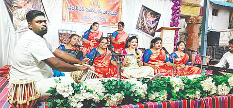 ಅರಕಲಗೂಡಿನಲ್ಲಿ ಆಯೋಜಿಸಿದ್ದ ಡಿವೋಷನಲ್ ಭಜನ್ ಜ್ಯಾಮಿಂಗ್ ಕಾರ್ಯಕ್ರಮದಲ್ಲಿ ವಿದೂಷಿ ರಶ್ಮಿ ಅವಿನಾಶ್ ಮತ್ತು ಕಲಾವಿದರು ಭಜನೆ ಮೂಲಕ ಸಭಿಕರನ್ನು ರಂಚಿಸಿದರು.