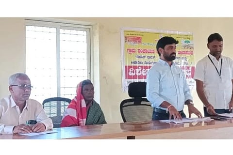 ಅರಕೇರಾ ತಾಲೂಕಿನ ಬಿ.ಗಣೇಕಲ್ ಗ್ರಾಪಂ ಪಿಡಿಒ ವೆಂಕೋಬ ನಾಯಕಗೆ ಕೂಲಿ ಕಾರ್ಮಿಕರು ಹಾಗೂ ಮೇಟಿಗಳು ಮನವಿ ಸಲ್ಲಿಸಿದರು. ಪ್ರಮುಖರಾದ ಬಾಲಯ್ಯ ದೊರೆ, ಬಸವರಾಜ ಪಂದ್ಯಾನ, ಮಲ್ಲಯ್ಯ ದಳವಾಯಿ, ಆಂಜನೇಯ ಅಬಕಾರಿ, ಶಿವರಾಜ ಬಾಬೆ, ಹನುಮಂತ್ರಾಯ ನಾಯಕ, ಹಾಜಿ ಮಸ್ತಾನ್, ಮಲ್ಲೇಶ ನಾಯಕ, ಬಾಲಯ್ಯ ಹುಲೆಗುಡ್ಡ, ರೆಡ್ಡಿ ನಾಯಕ ಇತರರಿದ್ದರು.