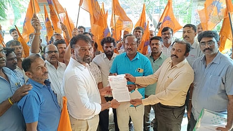 ವಿವಿಧ ಬೇಡಿಕೆಗಳ ಈಡೇರಿಕೆಗೆ ಒತ್ತಾಯಿಸಿ ಆನೇಕಲ್​ ತಾಲೂಕು ಕಚೇರಿ ಮುಂದೆ ಭಾರತೀಯ ಮಜ್ದೂರ್​ ಸಂದ ಪದಾಧಿಕಾರಿಗಳು ಪ್ರತಿಭಟನೆ ನಡೆಸಿದರು. ಸಂದ ರಾಜ್ಯ ಉಪಾಧ್ಯ ಎಚ್​.ಎಂ.ವೆಂಕಟೇಶ್​,  ಜಿಲ್ಲಾ ಅಧ್ಯ ಸುಬ್ರಮಣಿ ಮತ್ತು ವಿವಿಧ ಕಾರ್ಖಾನೆಗಳ ನೌಕರರು ಇದ್ದರು.