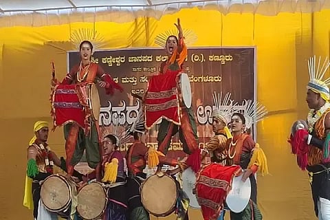 ಇರುವಕ್ಕಿ ಕೃಷಿ ಮತ್ತು ತೋಟಗಾರಿಕೆ ವಿವಿ ಆವರಣದಲ್ಲಿ ಆಯೋಜಿಸಿದ್ದ ಜಾನಪದ ಕಲಾ ಉತ್ಸವದಲ್ಲಿ ಅಮೃತೇಶ್ವರಿ ಕಲಾ ತಂಡದ ಡೊಳ್ಳು ಕುಣಿತ ಪ್ರದರ್ಶನ.
