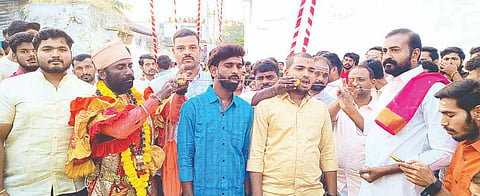 ಅರಕೇರಾದಲ್ಲಿ ಶ್ರೀ ಸೂಗೂರೇಶ್ವರ ಜಾತ್ರೋತ್ಸವದಲ್ಲಿ ಭಕ್ತರು ಗುರುವಾರ ಶಸ್ತ್ರ ಹಾಕಿಸಿಕೊಂಡರು.