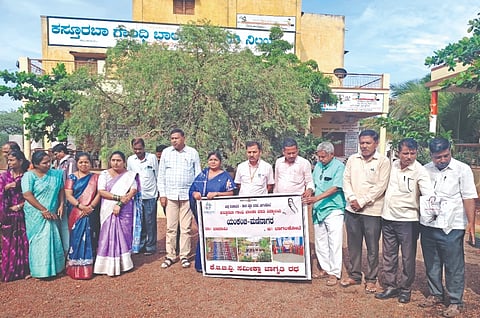 ಬಾದಾಮಿ ತಾಲೂಕಿನ ಯಂಕಂಚಿ ಮಣಿನಾಗರ ಗ್ರಾಮದ ಕಸ್ತೂರಬಾ ಗಾಂಧಿ ಬಾಲಕಿಯರ ವಸತಿ ಶಾಲೆಯಲ್ಲಿ 2026-27ನೇ ಸಾಲಿನ ದಾಖಲಾತಿ ಆಂದೋಲನದ ಸಮೀಕ್ಷಾ ರಥ ಯಾತ್ರೆಗೆ ಬಿಇಒ ಕೇಶವ ಪೆಟ್ಲೂರ ಚಾಲನೆ ನೀಡಿದರು. ಕ್ಷೇತ್ರ ಸಮನ್ವಯಾಧಿಕಾರಿ ಎಂ.ಬಿ.ದೊಡ್ಡಪ್ಪನ್ನವರ, ಮುಖ್ಯಶಿಕ್ಷಕಿ ಬಸಮ್ಮಾ ನರಸಾಪುರ, ತಾಲೂಕಾ ದೈಹಿಕ ಶಿಕ್ಷಣ ಪರಿವೀಕ್ಷಕ ಬಸವರಾಜ ಹಳಗೇರಿ, ಶಿಕ್ಷಣ ಸಂಯೋಜಕ ಎಂ.ಸಿ.ನಾಲತವಾಡ, ವೈ.ಬಿ.ಚಲವಾದಿ, ಕ್ಷೇತ್ರ ಸಂಪನ್ಮೂಲ ವ್ಯಕ್ತಿ ಜಾವೇದ ಶೇಖ್ ಇದ್ದರು. 