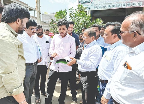 ಭಾಲ್ಕಿಯ ಛತ್ರಪತಿ ಶಿವಾಜಿ ಮಹಾರಾಜ್​ ಚೌಕ್​ ಬಳಿ ಮೇಲ್ಸೇತುವೆ ನಿರ್ಮಾಣದ ಸ್ಥಳವನ್ನು ಸಂಸದ ಸಾಗರ್​ ಖಂಡ್ರೆ ಗುರುವಾರ ಪರಿಶೀಲಿಸಿದರು.