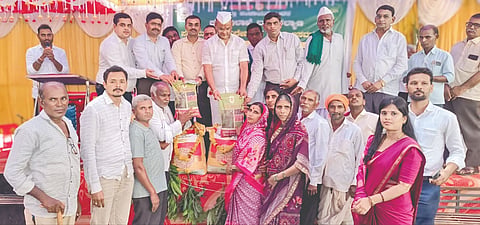ಬಸವಕಲ್ಯಾಣದ ರೈತ ಸಂಪರ್ಕ ಕೇಂದ್ರದಲ್ಲಿ ಬುಧವಾರ ಮುಂಗಾರು ಬಿತ್ತನೆ ಬೀಜ ವಿತರಣೆಗೆ ಶಾಸಕ ಶರಣು ಸಲಗರ ಚಾಲನೆ ನೀಡಿದರು. ಉಪ ಕೃಷಿ ನಿರ್ದೇಶಕ ಸೂರ್ಯಕಾಂತ ಬಿರಾದಾರ, ಸಹಾಯಕ ಕೃಷಿ ನಿರ್ದೇಶಕ ಗೌತಮ, ಕಾರ್ಯನಿರ್ವಾಹಣಾಧಿಕಾರಿ ರಮೇಶ ಸುಲ್ಫಿ, ತಹಸೀಲ್ದಾರ್​ ಡಾ.ದತ್ತಾತ್ರೇಯ ಗಾದಾ, ಸಹಾಯಕ ಕಾರ್ಯನಿರ್ವಾಹಕ ಅಭಿಯಂತರ ಶಿವರಾಜ ಪಲ್ಲೇರಿ ಇತರರಿದ್ದರು.