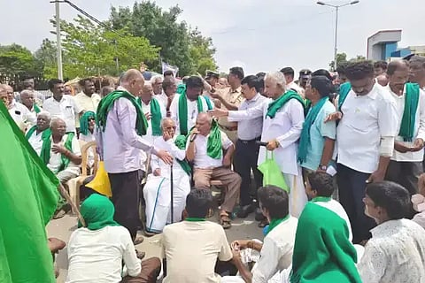 ಚಳ್ಳಕೆರೆ ತಾಲೂಕು ಕಚೇರಿ ಮುಂಭಾಗದ ಅಂಬೇಡ್ಕರ್ ವೃತ್ತದಲ್ಲಿ ಬುಧವಾರ ನಾಲ್ಕು ರೈತ ಸಂಘಟನೆಗಳ ಸಹಯೋಗದಲ್ಲಿ ಸಾವಿರಾರು ಸಂಖ್ಯೆಯಲ್ಲಿ ಸೇರಿದ್ದ ರೈತರು ಬೆಳೆ ವಿಮೆಗೆ ಆಗ್ರಹಿಸಿ ಬೃಹತ್ ಪ್ರತಿಭಟನೆ ನಡೆಸಿದರು.