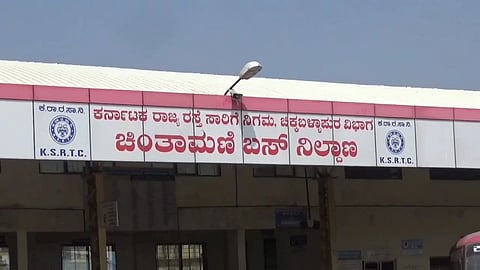 Beware of thieves at the bus stop!