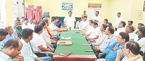 ಪಟ್ಟಣದ ತಾಲೂಕು ಕಚೇರಿ ಸಭಾಂಗಣದಲ್ಲಿ ಆಯೋಜಿಸಿದ್ದ ಸ್ವಾತಂತ್ರ್ಯ ದಿನಾಚರಣೆಯ ಪೂರ್ವಸಭೆಯಲ್ಲಿ ಶಾಸಕ ಸಿ.ಎನ್. ಬಾಲಕೃಷ್ಣ ಮಾತನಾಡಿದರು ಜಿ.ಎಸ್. ಶಂಕರಪ್ಪ, ಜಿ.ಆರ್.ಹರೀಶ್, ಹಡೇನಹಳ್ಳಿ ಲೋಕೇಶ್ ಇತರರು ಇದ್ದರು.