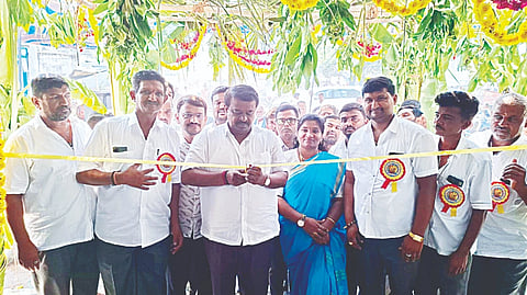  ಚನ್ನರಾಯಪಟ್ಟಣ ಕೃಷಿ ಉತ್ಪನ್ನ ಮಾರುಕಟ್ಟೆ ಸಮಿತಿ ಆವರಣದಲ್ಲಿ ಭುವನೇಶ್ವರಿ ಎಪಿಎಂಸಿ ತರಕಾರಿ ವರ್ತಕರ ಸಂಘದ ನೂತನ ಕಟ್ಟಡವನ್ನು ಶಾಸಕ ಬಾಲಕೃಷ್ಣ ಉದ್ಘಾಟಿಸಿದರು. ಅನಿಲ್ ಮರಗೂರು, ವಿ.ಎನ್.ಧನಂಜಯ್, ಕಲ್ಕೆರೆ ಸ್ವಾಮಿ, ಸಿ.ಆರ್.ದಿವಾಕರ್, ಖಜಾಂಚಿ ಮುಜಾಯಿದ್ ಪಾಷಾ ಸೇರಿದಂತೆ ಇತರರು ಇದ್ದರು.