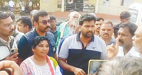  ಬಂಡೀಪುರದ ಮರಳಳ್ಳಕ್ಯಾಂಪ್‌ನಲ್ಲಿ ವನ್ಯಜೀವಿ ದಾಳಿಗೆ ಬಲಿಯಾದ ಸಣ್ಣಹೈದ ಹಾಗೂ ಸಣ್ಣಹೈದನ ಮೃತದೇಹವನ್ನು ಜಿಲ್ಲಾಸ್ಪತ್ರೆಗೆ ಸಾಗಿಸಿದ ಬಗ್ಗೆ ಮೃತರ ಸಂಬಂಧಿರು ಆರಣ್ಯಾಧಿಕಾರಿಗಳ ಜತೆ ವಾಗ್ವಾದ ನಡೆಸಿದರು.