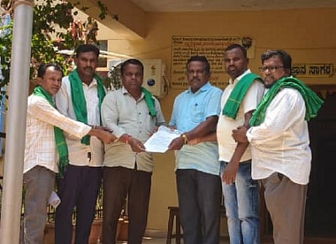 ದೇವದುರ್ಗದಲ್ಲಿ ಬಿಇಒ ಮಲ್ಲಿಕಾರ್ಜುನಗೆ ರೈತ ಸಂಘ ಮನವಿ ಸಲ್ಲಿಸಿತು.