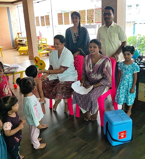 ದೇವದುರ್ಗದ ಕಿಂಡರ್ ಗಾರ್ಡನ್ ಶಾಲೆಯಲ್ಲಿ ಪಲ್ಸ್ ಪೋಲಿಯೋ ಲಸಿಕಾ ಅಭಿಯಾನ ಅಂಗವಾಗಿ ಆರೋಗ್ಯ ಇಲಾಖೆ ಸಿಬ್ಬಂದಿ ಮಕ್ಕಳಿಗೆ ಲಸಿಕೆ ಹಾಕಿದರು. ಆರೋಗ್ಯ ಇಲಾಖೆ ನೌಕರರಾದ ಮಂಜುಳಾ, ಮಾನಮ್ಮ, ಐಫಾ ಸುಲ್ತಾನಾ ಇದ್ದರು.