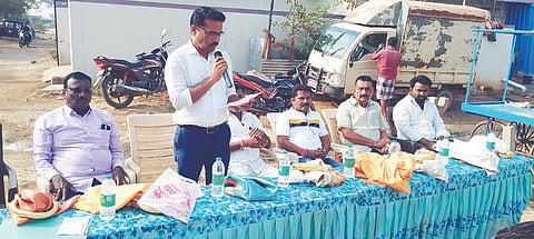 ದೇವದುರ್ಗದ ಐದನೇ ವಾರ್ಡ್‌ನಲ್ಲಿ ಆಯೋಜಿಸಿದ್ದ ಪುರಸಭೆ ಅಧಿಕಾರಿಗಳಿಗೆ ಸನ್ಮಾನ ಕಾರ್ಯಕ್ರಮದಲ್ಲಿ ಸಹಾಯಕ ಪ್ರಾಧ್ಯಾಪಕ ಸುಭಾಶ್ಚಂದ್ರ ಪಾಟೀಲ್ ಮಾತನಾಡಿದರು. ಮಾಜಿ ಸೈನಿಕ ಪಂಪಣ್ಣ ಅಕ್ಕರಕಿ, ಮುಖ್ಯಾಧಿಕಾರಿ ಕೆ.ಹಂಪಯ್ಯ, ಸಹಾಯಕ ಇಂಜಿನಿಯರ್ ಶರಣಪ್ಪ, ವೆಂಕಟೇಶ ನಾಯಕ, ಶಿವರಾಜ ಗೆಜ್ಜೆಬಾವಿ, ಹನುಮಂತ, ಮಧು ಉಭಾಳೆ, ಮಲ್ಲಪ್ಪ ಗೌಡೂರು, ರಂಗನಾಥ ಇತರರಿದ್ದರು.