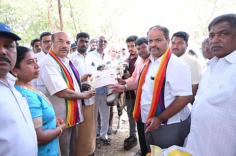  ಗುಂಡ್ಲುಪೇಟೆ ತಾಲೂಕಿನ ಸೋಮಹಳ್ಳಿ ಗ್ರಾಮದಲ್ಲಿ ಪಶುಪಾಲನಾ ಇಲಾಖೆ ಹಾಗೂ ಚಾಮುಲ್ ವತಿಯಿಂದ ಆಯೋಜಿಸಿದ್ದ ಹಾಲು ಕರೆಯುವ ಸ್ಪರ್ಧೆಯಲ್ಲಿ ವಿಜೇತರಿಗೆ ಗಣೇಶ್ ಪ್ರಸಾದ್ ಪ್ರಮಾಣಪತ್ರ ವಿತರಿಸಿದರು. ನಂಜುಂಡಪ್ರಸಾದ್, ಮಧುಶಂಕರ್, ಶಿವನಾಗಪ್ಪ ಇದ್ದರು.
