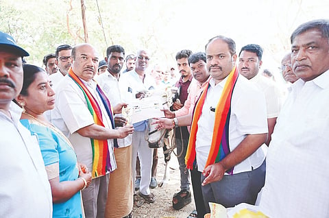 ಗುಂಡ್ಲುಪೇಟೆ ತಾಲೂಕಿನ ಸೋಮಹಳ್ಳಿ ಗ್ರಾಮದಲ್ಲಿ ಪಶುಪಾಲನಾ ಇಲಾಖೆ ಹಾಗೂ ಚಾಮುಲ್ ವತಿಯಿಂದ ಆಯೋಜಿಸಿದ್ದ ಹಾಲು ಕರೆಯುವ ಸ್ಪರ್ಧೆಯಲ್ಲಿ ವಿಜೇತರಿಗೆ ಗಣೇಶ್ ಪ್ರಸಾದ್ ಪ್ರಮಾಣಪತ್ರ ವಿತರಿಸಿದರು. ನಂಜುಂಡಪ್ರಸಾದ್, ಮಧುಶಂಕರ್, ಶಿವನಾಗಪ್ಪ ಇದ್ದರು.