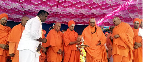 ಗುಂಡ್ಲುಪೇಟೆ ತಾಲೂಕಿನ ಕಡಬೂರು ಗ್ರಾಮದಲ್ಲಿ ಆಯೋಜಿಸಿದ್ದ ಧಾರ್ಮಿಕ ಸಭೆಯನ್ನು ಶ್ರೀ ಶಿವರಾತ್ರಿ ದೇಶಿಕೇಂದ್ರ ಸ್ವಾಮೀಜಿ ಉದ್ಘಾಟಿಸಿದರು. ಶ್ರೀ ಸಿದ್ದಲಿಂಗಸ್ವಾಮೀಜಿ, ಶ್ರೀ ಶಿವಲಿಂಗೇಂದ್ರಸ್ವಾಮೀಜಿ, ಶ್ರೀ ಮಹಾಂತಸ್ವಾಮೀಜಿ, ಶ್ರೀ ತೋಂಟದಾರ್ಯಸ್ವಾಮೀಜಿ, ಶ್ರೀ ಸರ್ಪಭೂಷಣಸ್ವಾಮೀಜಿ, ಶ್ರೀ ಇಮ್ಮಡಿ ಉದ್ದಾನಸ್ವಾಮೀಜಿ ಇತರರಿದ್ದರು.