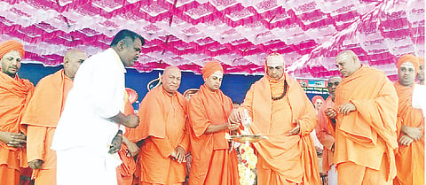 ಗುಂಡ್ಲುಪೇಟೆ ತಾಲೂಕಿನ ಕಡಬೂರು ಗ್ರಾಮದಲ್ಲಿ ಆಯೋಜಿಸಿದ್ದ ಧಾರ್ಮಿಕ ಸಭೆಯನ್ನು ಶ್ರೀ ಶಿವರಾತ್ರಿ ದೇಶಿಕೇಂದ್ರ ಸ್ವಾಮೀಜಿ ಉದ್ಘಾಟಿಸಿದರು. ಶ್ರೀ ಸಿದ್ದಲಿಂಗಸ್ವಾಮೀಜಿ, ಶ್ರೀ ಶಿವಲಿಂಗೇಂದ್ರಸ್ವಾಮೀಜಿ, ಶ್ರೀ ಮಹಾಂತಸ್ವಾಮೀಜಿ, ಶ್ರೀ ತೋಂಟದಾರ್ಯಸ್ವಾಮೀಜಿ, ಶ್ರೀ ಸರ್ಪಭೂಷಣಸ್ವಾಮೀಜಿ, ಶ್ರೀ ಇಮ್ಮಡಿ ಉದ್ದಾನಸ್ವಾಮೀಜಿ ಇತರರಿದ್ದರು.