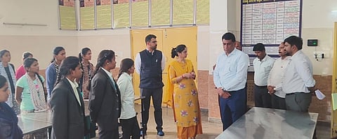ಗೌರಿಬಿದನೂರು ನಗರದ ಹಿರೇಬಿದನೂರು ಅಂಗನವಾಡಿ ಕೇಂದ್ರ, ಪರಿಶಿಷ್ಟ ವರ್ಗಗಳ ಮೆಟ್ರಿಕ್​ ನಂತರದ ಬಾಲಕಿಯರ ವಿದ್ಯಾರ್ಥಿ ನಿಲಯಕ್ಕೆ  ಜಿಲ್ಲಾ ಉಸ್ತುವಾರಿ ಕಾರ್ಯದರ್ಶಿ ಮಂಜುಳಾ ಭೇಟಿ ನೀಡಿ ಪರಿಶೀಲನೆ ನಡೆಸಿದರು. ಜಿಲ್ಲಾಧಿಕಾರಿ ಡಾ.ಜಿ.ಪ್ರಭು, ಜಿಪಂ ಸಿಇಒ ನವೀನ್​ ಭಟ್​, ಎಸಿ ಅಶ್ವಿನ್​ ಇತರರು ಇದ್ದರು.  