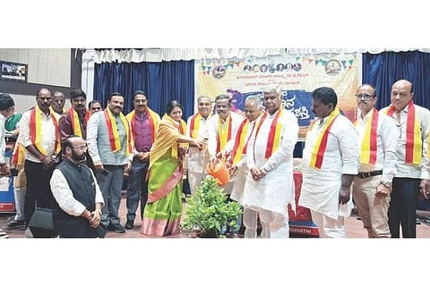 ಗಂಗಾವತಿಯಲ್ಲಿ ಕನ್ನಡ ಗಾನಕೋಗಿಲೆ ಸಂಗೀತ ಕಾರ್ಯಕ್ರಮವನ್ನು ಗಂಗಾವತಿ ಬೀಚಿ ಬಿ.ಪ್ರಾಣೇಶ ಭಾನುವಾರ ಉದ್ಘಾಟಿಸಿದರು. ಮಾಜಿ ಸಚಿವ ಎಂ.ಮಲ್ಲಿಕಾರ್ಜುನ ನಾಗಪ್ಪ, ಮಾಜಿ ಸಂಸದ ಎಸ್.ಶಿವರಾಮನಗೌಡ, ಮಾಜಿ ಶಾಸಕ ಪರಣ್ಣ ಮುನವಳ್ಳಿ ಇತರರಿದ್ದರು.