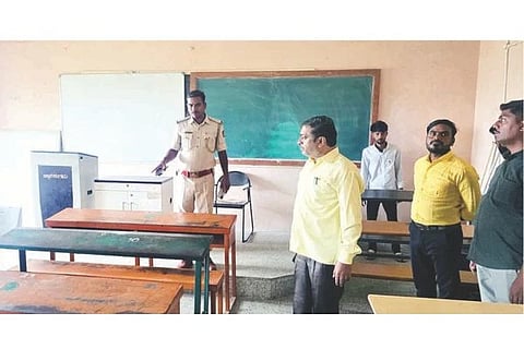 ಗಂಗಾವತಿ ಎಸ್‌ಕೆಎನ್‌ಜಿ ಸರ್ಕಾರಿ ಪದವಿ ಕಾಲೇಜನ್ನು  ಪೊಲೀಸ್ ಅಧಿಕಾರಿಗಳ ತಂಡ ಪರಿಶೀಲಿಸಿತು. ಪಿಐಗಳಾದ ರಂಗಪ್ಪ ಎಚ್.ದೊಡ್ಮನಿ, ರಂಗನಾಥ, ಪ್ರಾಂಶುಪಾಲ ಡಾ.ಶಿವರಾಜ ಗುರಿಕಾರ್ ಇತರರಿದ್ದರು.