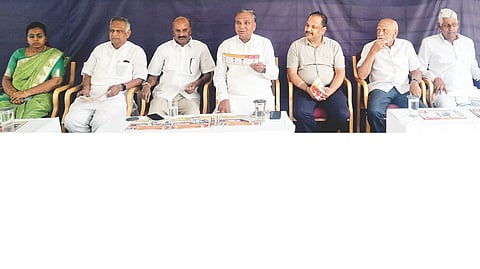 ವಡ್ಡರಹಟ್ಟಿಯ ಕೆಎಲ್‌ಇ ಸಮೂಹ ಶಿಕ್ಷಣ ಸಂಸ್ಥೆಯ ಆವರಣದಲ್ಲಿ ಆರೋಗ್ಯ ಶಿಬಿರ ಕುರಿತು ಆಯೋಜಿಸಿದ್ದ ಸಭೆಯಲ್ಲಿ ಮಾಜಿ ಶಾಸಕ ಪರಣ್ಣ ಮುನವಳ್ಳಿ ಮಾತನಾಡಿದರು. ಮಾಜಿ ಸಂಸದ ಎಸ್.ಶಿವರಾಮನಗೌಡ, ಮಾಜಿ ಶಾಸಕ ಜಿ.ವೀರಪ್ಪ, ಕೆಎಲ್‌ಇ ಸ್ಥಾನಿಕ ಆಡಳಿತ ಮಂಡಳಿ ಅಧ್ಯಕ್ಷ ಗಿರಿಯಪ್ಪ ಹೊಸ್ಕೇರಾ ಇತರರಿದ್ದರು.