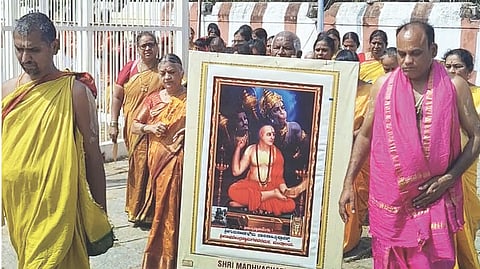 ಗಂಗಾವತಿ ತಾಲೂಕಿನ ಆನೆಗೊಂದಿ ನವವೃಂದಾವನ ಗಡ್ಡಿಯಲ್ಲಿ ಮಂತ್ರಾಲಯ ಶ್ರೀ ಗುರುಸಾರ್ವಭೌಮ ದಾಸ ಸಾಹಿತ್ಯ ಪ್ರಾಜೆಕ್ಟ್ ಮತ್ತು ಆನೆಗೊಂದಿ ರಾಯರ ಮಠದಿಂದ ಹಮ್ಮಿಕೊಂಡಿದ್ದ ಶ್ರೀ ಮಧ್ವನವಮಿ ಉತ್ಸವ ನಿಮಿತ್ತ ಭಾವಚಿತ್ರದ ಮೆರವಣಿಗೆ ಮಾಡಲಾಯಿತು. ಅರ್ಚಕರಾದ ನರಸಿಂಹಾಚಾರ್, ಶ್ರೀನಿವಾಸಾಚಾರ್ ಪ್ರವೀಣಾಚಾರ್, ವಿಜಯ್ ದೇಸಾಯಿ, ವ್ಯವಸ್ಥಾಪಕ ಸುಮಂತ್ ಕುಲಕರ್ಣಿ ಇತರರಿದ್ದರು.