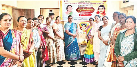 ಗಂಗಾವತಿಯಲ್ಲಿ ಸಾಂಸ್ಕೃತಿಕ ಸಂಭ್ರಮವನ್ನು ಮಾಜಿ ಶಾಸಕ ಪರಣ್ಣ ಮುನವಳ್ಳಿ ಮಂಗಳವಾರ ಉದ್ಘಾಟಿಸಿದರು.ಕಾಡಾ ಮಾಜಿ ಅಧ್ಯಕ್ಷ ಬಿ.ಎಚ್.ಎಂ. ತಿಪ್ಪೇರುದ್ರಸ್ವಾಮಿ, ನಗರಸಭೆ ಮಾಜಿ ಸದಸ್ಯ ಮನೋಹರಗೌಡ ಹೇರೂರು, ಕಾನೂನು ಸಲಹೆಗಾರ್ತಿ ರಾಜೇಶ್ವರಿ ಸುರೇಶ, ಕಲಾವಿದರಾದ ವಿಜಯಲಕ್ಷ್ಮೀ ಹಿರೇಮಠ, ಕೆ. ಆಂಬಣ್ಣ, ಎಸ್.ಎಸ್. ಪಟ್ಟಣಶೆಟ್ಟಿ, ರಾಧಾ ಉಮೇಶ, ಆರ್. ಕಣ್ಣನ್ ಉಪಸ್ಥಿತರಿದ್ದರು.