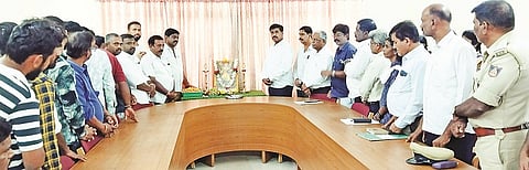 ಹನೂರಿನಲ್ಲಿ ರಾಷ್ಟ್ರೀಯ ಹಬ್ಬಗಳ ಆಚರಣಾ ಸಮಿತಿ ವತಿಯಿಂದ ಕೆಂಪೇಗೌಡ ಜಯಂತಿಯನ್ನು ಆಚರಿಸಲಾಯಿತು. ಶಾಸಕ ಎಂ.ಆರ್ ಮಂಜುನಾಥ್, ರಮೇಶ್, ನಾಗೇಂದ್ರ, ರಾಜುಗೌಡ, ಮಂಜೇಶ್ ಇತರರಿದ್ದರು. 