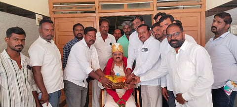  ಹನೂರಿನ ಲೋಕೋಪಯೋಗಿ ಇಲಾಖೆಯ ಅತಿಥಿ ಗೃಹದ ಸಭಾಂಗಣದಲ್ಲಿ ಭೋವಿ ಅಭಿವೃದ್ಧಿ ನಿಗಮದ ಅಧ್ಯಕ್ಷ ರಾಮಪ್ಪ ಅವರನ್ನು ಸನ್ಮಾನಿಸಲಾಯಿತು. ರಾಜು, ಮಹಾದೇವ, ರವಿಚಂದ್ರ, ರಾಮಸ್ವಾಮಿ ಇತರರು ಇದ್ದರು. 