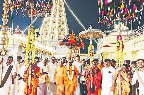 ಮಲೆಮಹದೇಶ್ವರ ಬೆಟ್ಟದ ಮಾದಪ್ಪನ ಸನ್ನಿಧಿಯಲ್ಲಿ ಸುಬ್ರಹ್ಮಣ್ಯ ಷಷ್ಠಿ ಅಂಗವಾಗಿ ಡಾ. ಶ್ರೀ ಶಾಂತಮಲ್ಲಿಕಾರ್ಜುನ ಸ್ವಾಮೀಜಿ  ಸಮ್ಮುಖದಲ್ಲಿ ಸ್ವಾಮಿ ಉತ್ಸವಮೂರ್ತಿ ಮೆರವಣಿಗೆ ನಡೆಸಲಾಯಿತು. 