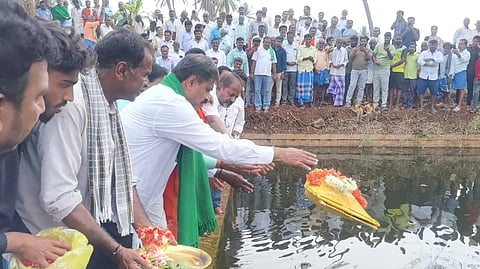 ಚಿಂಚಳ್ಳಿ ಗ್ರಾಮದಲ್ಲಿ ಚೆಕ್ ಡ್ಯಾಂ ಭರ್ತಿಯಾದ ಹಿನ್ನಲೆ ಶಾಸಕ ಎಂ.ಆರ್ ಮಂಜುನಾಥ್ ಬಾಗಿನ ಅರ್ಪಿಸಿದರು. ಬಸವಣ್ಣ ಸ್ವಾಮೀಜಿ, ಗುರಮಲ್ಲಪ್ಪ, ನಾಗೇಂದ್ರಬಾಬು, ಶಾಗ್ಯ ರವಿ ಇತರರಿದ್ದರು. 