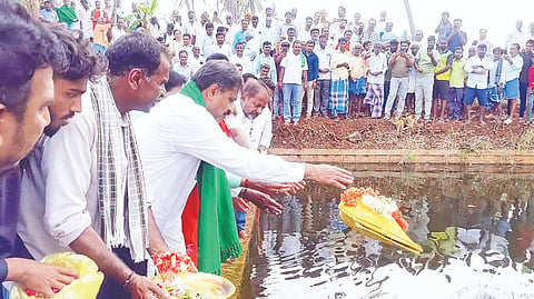 ಚಿಂಚಳ್ಳಿ ಗ್ರಾಮದಲ್ಲಿ ಚೆಕ್ ಡ್ಯಾಂ ಭರ್ತಿಯಾದ ಹಿನ್ನಲೆ ಶಾಸಕ ಎಂ.ಆರ್ ಮಂಜುನಾಥ್ ಬಾಗಿನ ಅರ್ಪಿಸಿದರು. ಬಸವಣ್ಣ ಸ್ವಾಮೀಜಿ, ಗುರಮಲ್ಲಪ್ಪ, ನಾಗೇಂದ್ರಬಾಬು, ಶಾಗ್ಯ ರವಿ ಇತರರಿದ್ದರು