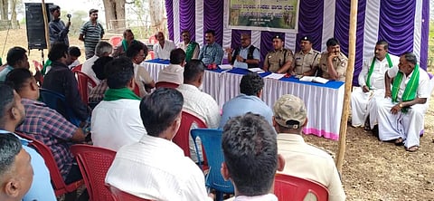 ಬೈಲೂರಿನಲ್ಲಿ ಮಾನವ, ವನ್ಯಜೀವಿ ತಡೆ ಹಾಗೂ ರೈತರ ಕುಂದು ಕೊರತೆ ಸಂಬಂಧ ಸಭೆ ನಡೆಯಿತು. ಶ್ರೀಪತಿ, ಭಾಸ್ಕರ್, ಪ್ರಮೋದ್, ವಾಸು ಇತರರಿದ್ದರು. 