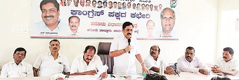 ಹನೂರು ಕಾಂಗ್ರೆಸ್ ಕಚೇರಿಯಲ್ಲಿ ಆಯೋಜಿಸಿದ್ದ ಪ್ರತಿನಿಧಿಗಳ ಸಭೆಯಲ್ಲಿ ಮಾಜಿ ಶಾಸಕ ಆರ್.ನರೇಂದ್ರ ಮಾತನಾಡಿದರು. ಮುಕುಂದವರ್ಮ, ಈಶ್ವರ್, ಶಿವಕುಮಾರ್, ಸಿದ್ದರಾಜು ಇತರರಿದ್ದರು.  