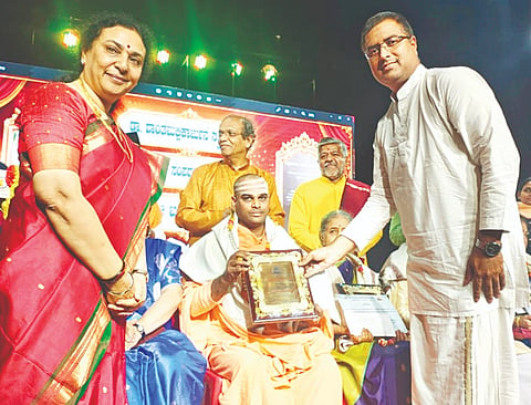 ಬೆಂಗಳೂರಿನಲ್ಲಿ ಆಯೋಜಿಸಿದ್ದ ಸಂಸ್ಕೃತ ಗ್ರಂಥ ಪುರಸ್ಕಾರ ಕಾರ್ಯಕ್ರಮದಲ್ಲಿ ಡಾ. ಶ್ರೀ ಶಾಂತಮಲ್ಲಿಕಾರ್ಜುನ ಸ್ವಾಮೀಜಿ ಅವರಿಗೆ ಸಂಸ್ಕೃತ ಗ್ರಂಥ ಪುರಸ್ಕಾರ ನೀಡಿ ಗೌರವಿಸಲಾಯಿತು. ಡಾ.ಆರ್ ಗಣೇಶ್, ಡಾ.ಎಸ್ ಆಹಲ್ಯ, ಗಿರೀಶ್ ಇತರರಿದ್ದರು.
