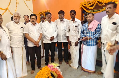 ಅಸ್ತೂರು ಗ್ರಾಮದಲ್ಲಿ ನಿರ್ಮಿಸಿರುವ ಶ್ರೀ ಶನೈಶ್ಚರ, ಶ್ರೀಪಡಗಲ್ಲು ಮಹದೇಶ್ವರ ಹಾಗೂ ಶ್ರೀಜಡೇಸ್ವಾಮಿ ಮೂರ್ತಿ ಪ್ರತಿಷ್ಟಾಪನೆ ಕಾರ್ಯಕ್ರಮದಲ್ಲಿ ಮಾಜಿ ಶಾಸಕ ಆರ್.ನರೇಂದ್ರ ಭಾಗಿಯಾಗಿದ್ದರು. ಪೊನ್ನಾಚಿ ಮಹದೇವಸ್ವಾಮಿ, ರವಿಕುಮಾರ್, ರಂಗಸ್ವಾಮಿ ಮತ್ತಿತರರಿದ್ದರು.