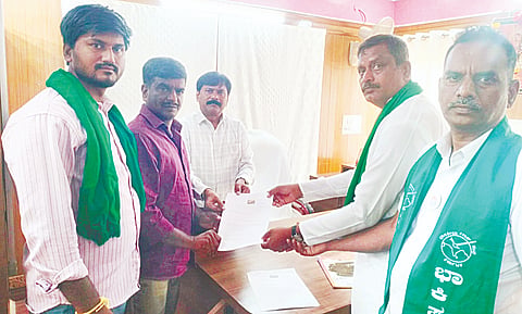 ಮಲೆಮಹದೇಶ್ವರ ಬೆಟ್ಟವನ್ನು ಪ್ಲಾಸ್ಟಿಕ್ ಮುಕ್ತವಾಗಿಸುವಂತೆ ಮೈಸೂರು ಪರಿಸರ ವಾರಿಯರ್ಸ್‌ ಗ್ರೂಪ್ ಹಾಗೂ ಭಾರತೀಯ ಕಿಸಾನ್ ಸಂಘದ ಪದಾಧಿಕಾರಿಗಳು ಪ್ರಾಧಿಕಾರದ ಕಾರ್ಯದರ್ಶಿ ಪುರುಷೋತ್ತಮ್ ಅವರಿಗೆ ಮನವಿ ಸಲ್ಲಿಸಿದರು. ಮಂಜುನಾಥ್, ಪ್ರಸಾದ್, ಹರೀಶ್ ಇತರರಿದ್ದರು. 