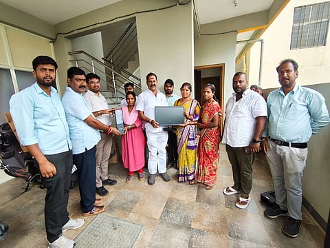 ಹಾರೋಹಳ್ಳಿ ತಾಲೂಕಿನ ಲಿಂಗನಪುರ ಮತ್ತು ಕೆಬ್ಬೆದೊಡ್ಡಿ ಹಾಲು ಉತ್ಪಾದಕರ ಸಹಕಾರ ಸಂಘಗಳಿಗೆ ಬಮುಲ್ ನಿರ್ದೇಶಕ ಎಚ್.ಎಸ್. ಹರೀಶ್ ಕುಮಾರ್ ಕಂಪ್ಯೂಟರ್ ವಿತರಣೆ ಮಾಡಿದರು. ಹಾರೋಹಳ್ಳಿ ಶಿಬಿರ ಕಚೇರಿ ಉಪ ವ್ಯವಸ್ಥಾಪಕ ಡಾ. ರಾಕೇಶ್ ಅಗಡಿ, ವಿಸ್ತರಣಾಧಿಕಾರಿ ಪ್ರವೀಣ್ ಕುಮಾರ್, ಕೃಷಿ ಅಧಿಕಾರಿ ರಾಜಕುಮಾರ್, ಹಾಲು ಉತ್ಪಾದಕ ಸಹಕಾರ ಸಂಘದ ನೌಕರರ ಕ್ಷೇಮಾಭಿವೃದ್ಧಿ ಸಂಘದ ಅಧ್ಯಕ್ಷ ಹೊನ್ನಗಿರಿ ಗೌಡ ಹಾಗೂ ಸಂಘದ ಕಾರ್ಯದರ್ಶಿ ಅಧ್ಯಕ್ಷರು ಇತರರು ಇದ್ದರು. 