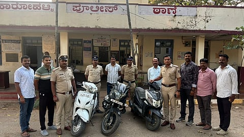 ಹಾರೋಹಳ್ಳಿ ಪೊಲೀಸರು ಬಂಧಿತನಿಂದ ನಾಲ್ಕು ದ್ವಿಚಕ್ರ ವಾಹನಗಳನ್ನು ವಶಪಡಿಸಿಕೊಂಡಿರುವುದು. ಇನ್​ಸ್ಪೆಕ್ಟರ್​ ಮಲ್ಲೆಶ್​, ಲೋಕೇಶ್​, ಜಯಕುಮಾರ್​ ಇದ್ದರು.