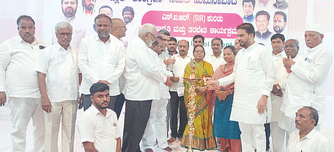 ಹುಮನಾಬಾದ್​ನಲ್ಲಿ ಶನಿವಾರ ಬ್ಲಾಕ್​ ಕಾಂಗ್ರೆಸ್​ ಸಮಿತಿಯಿಂದ ಆಯೋಜಿಸಿದ್ದ ಎಸ್​ಐಆರ್​ ಕುರಿತು ಜನಜಾಗೃತಿ ಮತ್ತು ತರಬೇತಿ ಕಾರ್ಯಾಗಾರವನ್ನು ಮಾಜಿ ಸಚಿವ ರಾಜಶೇಖರ ಬಿ. ಪಾಟೀಲ್​ ಉದ್ಘಾಟಿಸಿದರು. ಎಂಎಲ್​ಸಿಗಳಾದ ಡಾ. ಚಂದ್ರಶೇಖರ ಪಾಟೀಲ್​,  ಭೀಮರಾವ ಪಾಟೀಲ್​, ಜಿಲ್ಲಾ ಕಾಂಗ್ರೆಸ್​ ಅಧ್ಯಕ್ಷ ಬಸವರಾಜ ಜಾಬಶೆಟ್ಟಿ ಇತರರಿದ್ದರು.