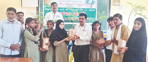 ಹುಮನಾಬಾದ್​ನ ಸರ್ಕಾರಿ ಕನ್ಯಾ ಪ್ರೌಢಶಾಲೆಯಲ್ಲಿ ರಾಷ್ಟ್ರೀಯ ಹಸಿರು ಪಡೆ ಯೋಜನೆಯಡಿ ಆಯೋಜಿಸಿದ್ದ ವನಮಹೋತ್ಸವ ಹಾಗೂ ಪರಿಸರ ಜಾಗೃತಿ ಕಾರ್ಯಕ್ರಮದಲ್ಲಿ ಕ್ಷೇತ್ರ ಶಿಕ್ಷಣಾಧಿಕಾರಿ ವೆಂಕಟೇಶ ಗುಡಾಳ್​ ಮತ್ತು ಪರಿಸರವಾದಿ ಶೈಲೇಂದ್ರ ಕಾವಡಿ ವಿದ್ಯಾರ್ಥಿಗಳಿಗೆ  ಸಸಿಗಳನ್ನು ವಿತರಿಸಿದರು.