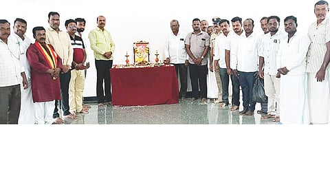 ಹಗರಿಬೊಮ್ಮನಹಳ್ಳಿ ತಾಲೂಕು ಆಡಳಿತ ಸೌಧದಲ್ಲಿ ನಾಡಪ್ರಭು ಕೆಂಪೇಗೌಡ ಜಯಂತಿ ಆಚರಿಸಲಾಯಿತು. ಶಾಸಕ ಕೆ.ನೇಮಿರಾಜ ನಾಯ್ಕ, ಉಪ ತಹಸೀಲ್ದಾರ್ ಶಿವಕುಮಾರಗೌಡ, ಜೆಡಿಎಸ್ ತಾಲೂಕು ಅಧ್ಯಕ್ಷ ವೈ.ಮಲ್ಲಿಕಾರ್ಜುನ, ಒಕ್ಕಲಿಗ ಸಮುದಾಯದ ಜಿಲ್ಲಾಧ್ಯಕ್ಷ ಸಾಗರಗೌಡ, ಗೌರವಾಧ್ಯಕ್ಷ ಕೆ.ನಾಗರಾಜ ಗೌಡ ಇದ್ದರು.