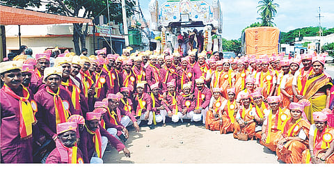 ಹಗರಿಬೊಮ್ಮನಹಳ್ಳಿಯ ಹಳೇ ಊರಿನ ಸಮುದಾಯ ಭವನದಲ್ಲಿ ಸಮಾಹಿಪ್ರಾ ಶಾಲೆಯ ಹಳೇ ವಿದ್ಯಾರ್ಥಿಗಳಿಂದ ಹಮ್ಮಿಕೊಂಡಿದ್ದ ಗುರುವಂದನಾ ಕಾರ್ಯಕ್ರಮದಲ್ಲಿ ಶಿಕ್ಷಕರನ್ನು ಸರೋಟಿನಲ್ಲಿ ಮೆರವಣಿಗೆ ಮಾಡಲಾಯಿತು. ಪ್ರಮುಖರಾದ ದ್ರಾಕ್ಷಿ ನಾಗರತ್ನಮ್ಮ ಬಸವರಾಜ, ಬೆಟಗೇರಿ ನಾಗರತ್ನಮ್ಮ ಕೃಷ್ಣಪ್ಪ, ಕುರಿ ಪ್ರಕಾಶ, ಮೋಕ್ಷಮ್ಮ ಬಸವರಾಜ ಕೊಡ್ಲಿ, ಕೆ.ವಿ.ಎಂ.ವೀರೇಶ, ಪೊಲೀಸ್ ಬಸನಗೌಡ, ಭದ್ರವಾಡಿ ಸುರೇಶ ಇತರರಿದ್ದರು.