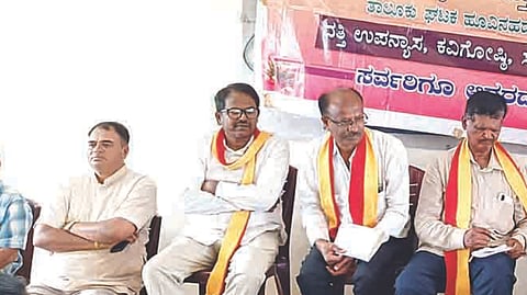 ಹೂವಿನಹಡಗಲಿಯ ಜಿಬಿಆರ್ ಪದವಿ ಕಾಲೇಜಿನಲ್ಲಿ ಪ್ರಜಾಪ್ರತಿನಿಧಿ ದತ್ತಿ ಉಪನ್ಯಾಸ ಕಾರ್ಯಕ್ರಮದಲ್ಲಿ ನಿವೃತ್ತ ಪ್ರಾಚಾರ್ಯ ರೇವಣಸಿದ್ದಪ್ಪ ಮಾತನಾಡಿದರು. ನಿವೃತ್ತ ಪ್ರಾಚಾರ್ಯ ಡಾ.ಕೆ.ರುದ್ರಪ್ಪ, ಕಸಾಪ ತಾಲೂಕು ಅಧ್ಯಕ್ಷ ವೀರೇಂದ್ರ ಪಾಟೀಲ್, ಪ್ರಾಚಾರ್ಯ ಎಸ್.ಎಸ್.ಪಾಟೀಲ್, ಕನ್ನಡ ವಿಭಾಗದ ಮುಖ್ಯಸ್ಥ ಡಾ.ವೈ.ಚಂದ್ರಬಾಬು ಇತರರಿದ್ದರು.