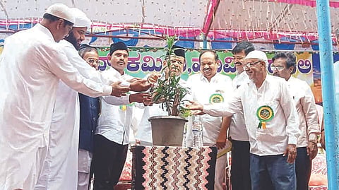 ಹೂವಿನಹಡಗಲಿಯ ಯಮನೂರು ಸ್ವಾಮಿ ದರ್ಗಾದ ಆವರಣದಲ್ಲಿ ಉಚಿತ ಸಾಮೂಹಿಕ ವಿವಾಹ ಕಾರ್ಯಕ್ರಮವನ್ನು ಗ್ಯಾರಂಟಿ ಯೋಜನೆಗಳ ಅನುಷ್ಠಾನ ಪ್ರಾಧಿಕಾರದ ರಾಜ್ಯ ಉಪಾಧ್ಯಕ್ಷ ಪಿ.ಟಿ.ಪರಮೇಶ್ವರ ನಾಯ್ಕ ಉದ್ಘಾಟಿಸಿದರು. ಈದ್ ಮಿಲಾದ್ ಕಮಿಟಿ ಅಧ್ಯಕ್ಷ ಬಾವಿಹಳ್ಳಿ ಸದ್ದಾಂ ಹುಸೇನ್, ಎಸ್‌ಎಸ್‌ಎಫ್ ರಾಜ್ಯಾಧ್ಯಕ್ಷ ಮೊಹಮ್ಮದ್ ಸುಫಿಯಾನ್ ಸಖಾಫಿ ಇತರರಿದ್ದರು.